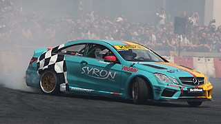 Corinna "Driftbeast" Gräff Mercedes E 500 mit BMW 5.0 V8 Motor Driftshow